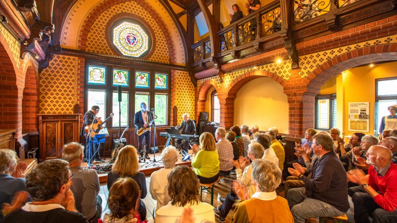 Auftritt des Pasternack-Trios im Festsaal des Stadt- und Bädermuseums im Mai 2025