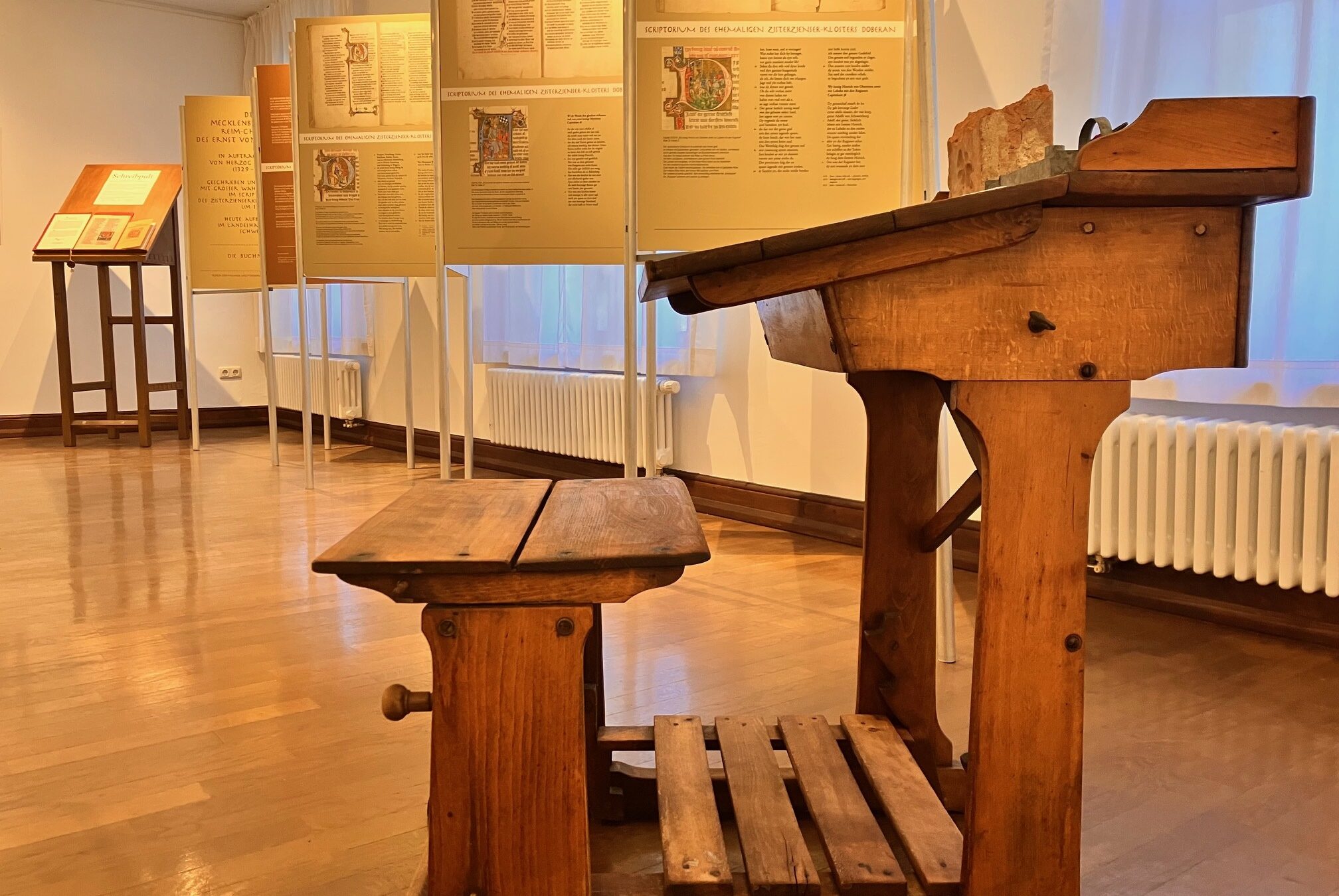 Blick in die Sonderausstellung "ORA et LABORA et LEGE".