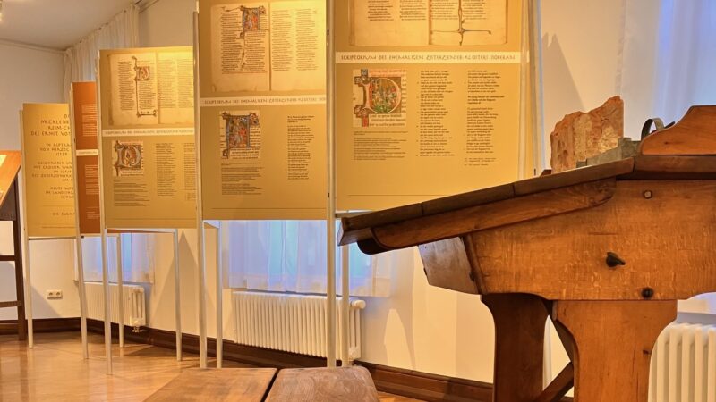 Blick in die Sonderausstellung "ORA et LABORA et LEGE".